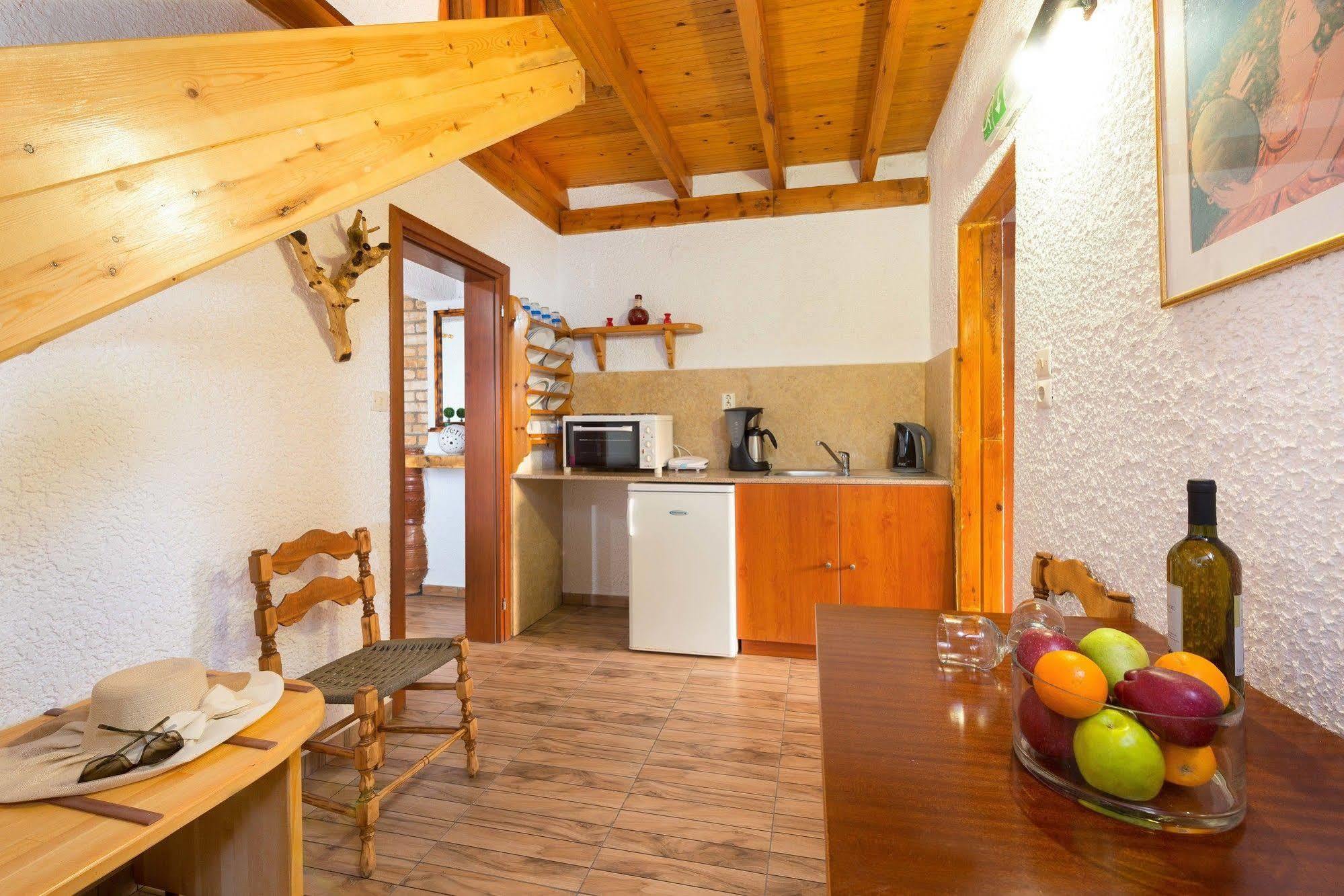 Elefteria Apts &